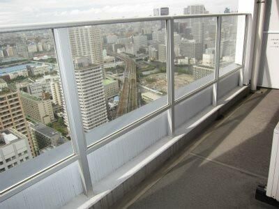 バルコニー　暖かな日差しのふりそそぐバルコニー