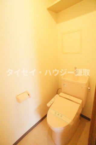 トイレ　上部に棚のあるトイレです
