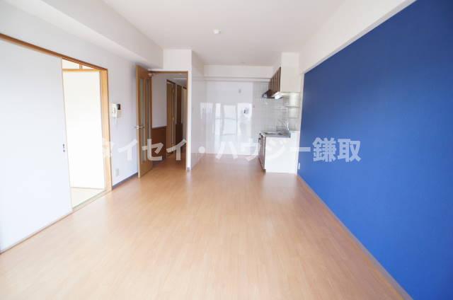 居室・リビング　アクセントクロスでオシャレなお部屋です。日当り良好！