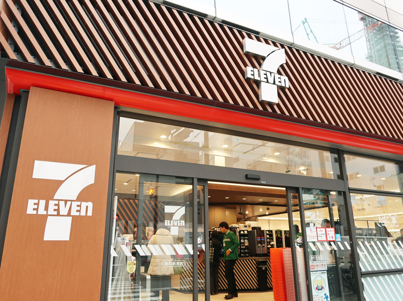 コンビニ　セブンイレブン麹町駅前店（コンビニ）まで74m