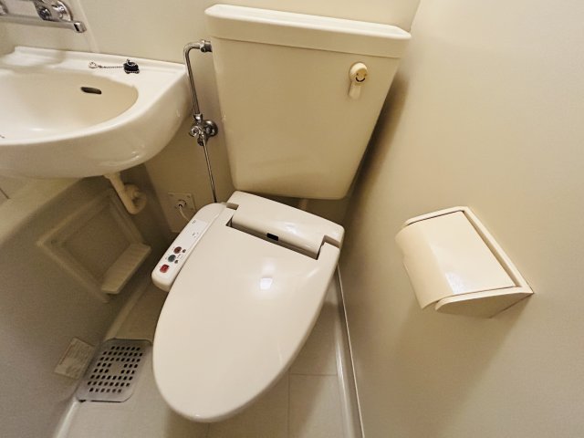 トイレ　落ち着いた色調のトイレです