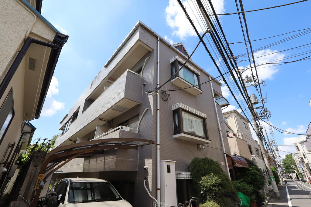建物外観　鉄筋コンクリート造のタイル張りの建物です