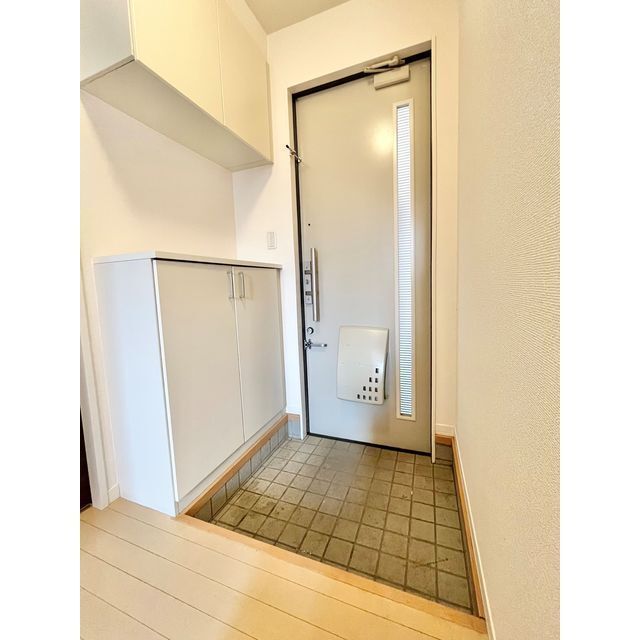 玄関　※同間取りＢ１０３号室の写真です。