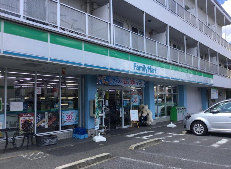 コンビニ　ファミリーマート登戸小学校前店（コンビニ）まで320m