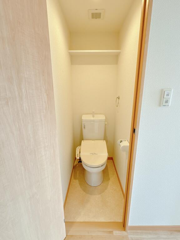 トイレ　トイレはウォシュレット完備。収納棚やタオル掛けも設置。
