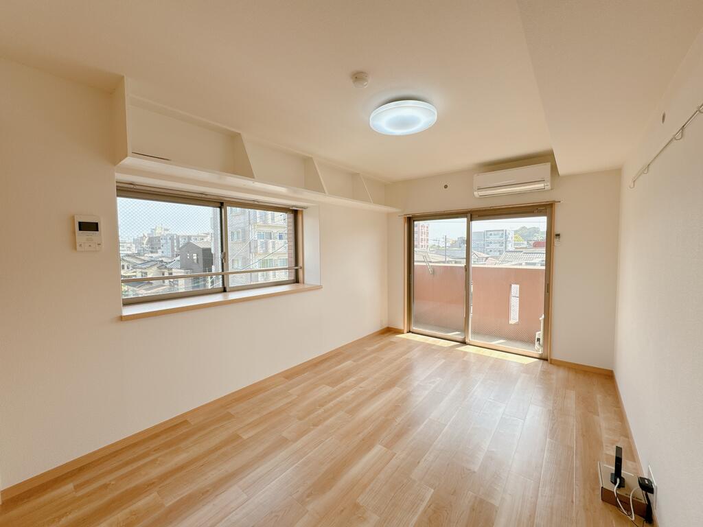 居室・リビング　角部屋で陽当たり〇1階高床のため1.5階相当！