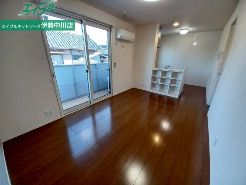 居室・リビング　同建物別部屋反転写真です