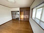 居室・リビング　角部屋で横窓もございます。