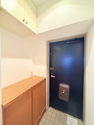 玄関　※同号室別部屋参考写真です。