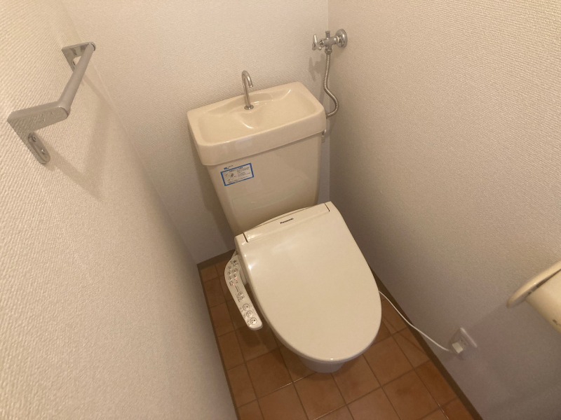 トイレ　こちらはトイレです。清潔感があり、安心して使用できます。