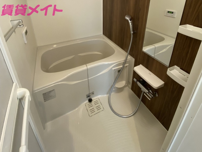 バス・シャワールーム　同型反転参考写真