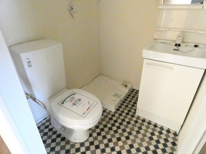 トイレ　別部屋参考写真となります