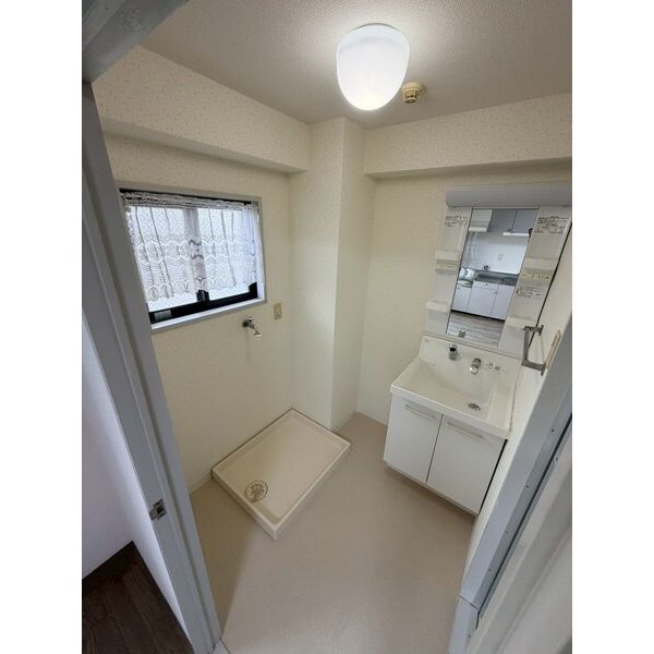 洗面設備　写真は同マンションの他のお部屋のものです