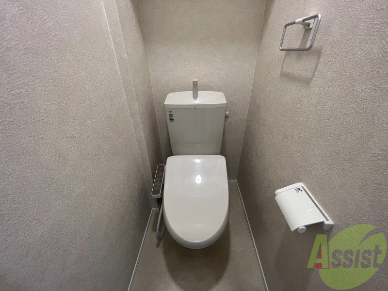 トイレ　トイレを撮影しました。温水洗浄便座付きとなります。