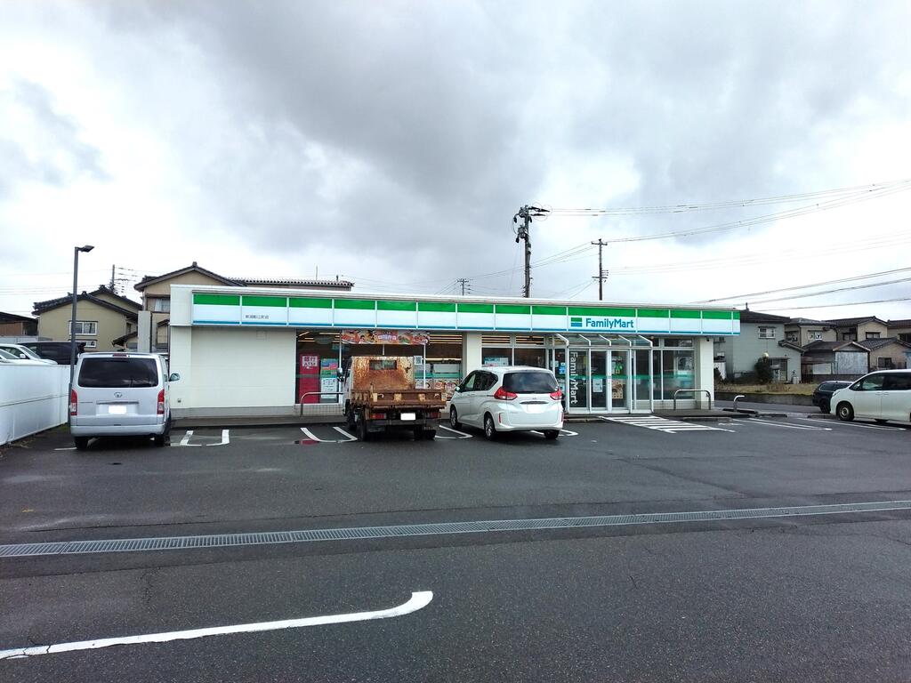 コンビニ　ファミリーマート新潟船江町店（コンビニ）まで251m