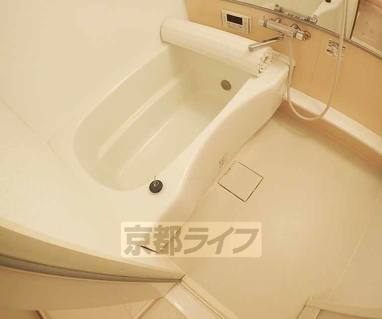 バス・シャワールーム　清潔感のあるお風呂です