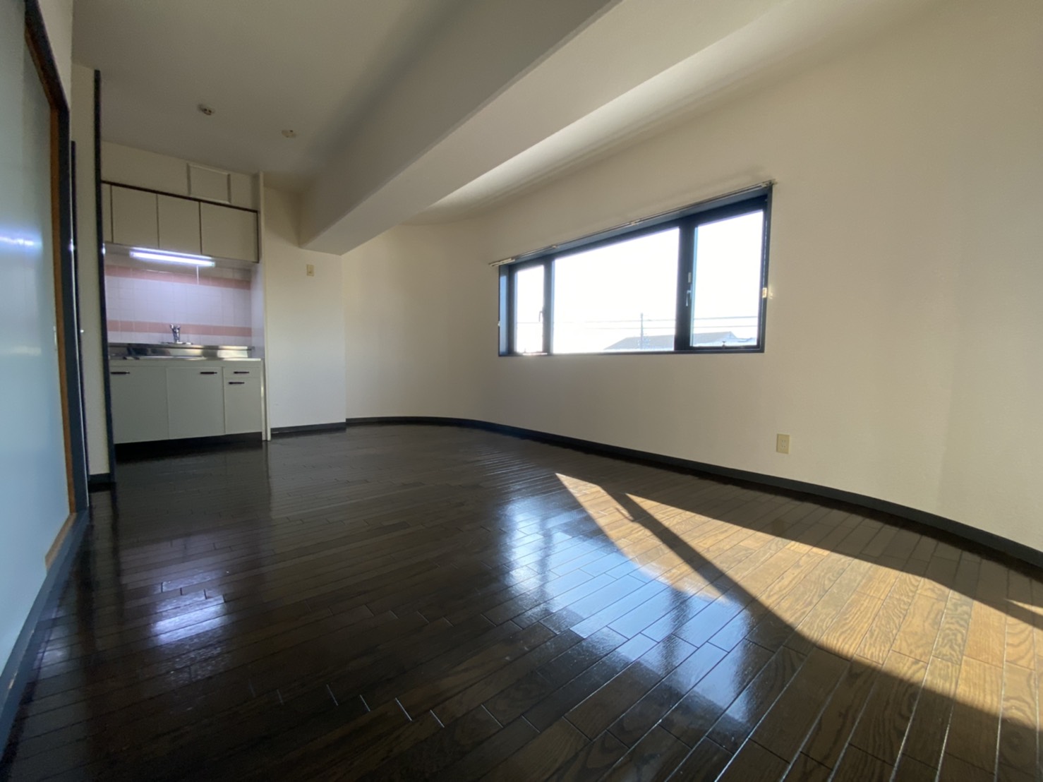 居室・リビング　同マンションの別部屋の写真になります。