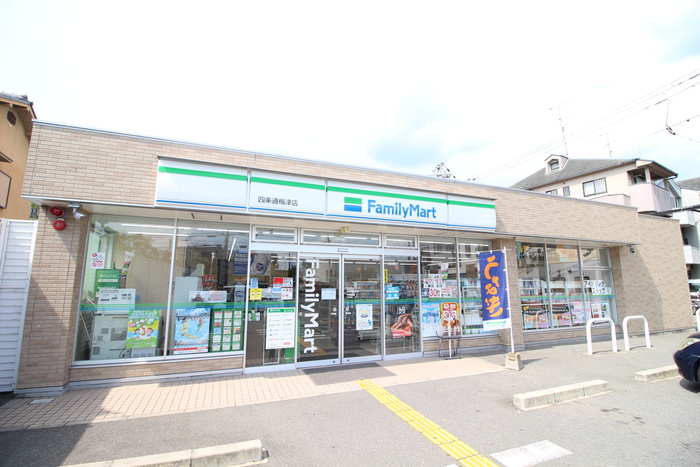 コンビニ　ファミリーマート（コンビニ）まで427m