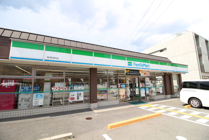 コンビニ　ファミリーマート（コンビニ）まで526m