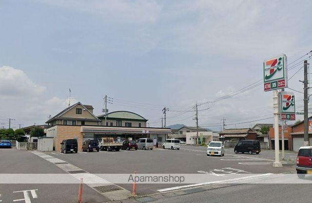 コンビニ　セブンイレブン（コンビニ）まで686m