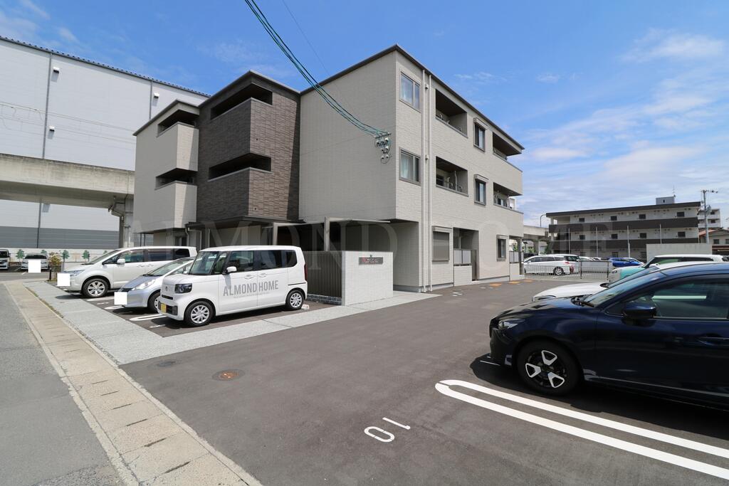 駐車場　普通車（３ナンバー可、ハイルーフ可）１台確保可
