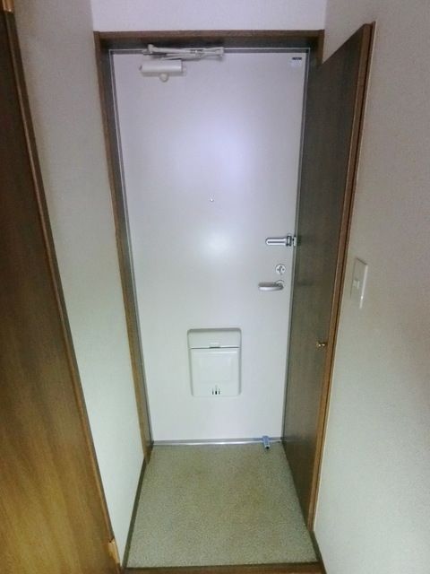 玄関　同じお建物の別のお部屋のイメージです。