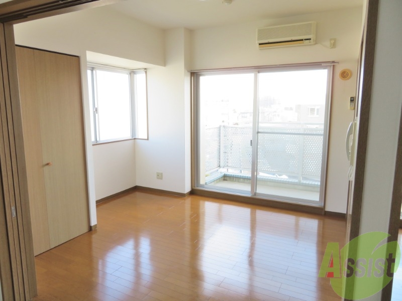 居室・リビング　５帖の洋室です。生活のメインとなる部屋ですね。
