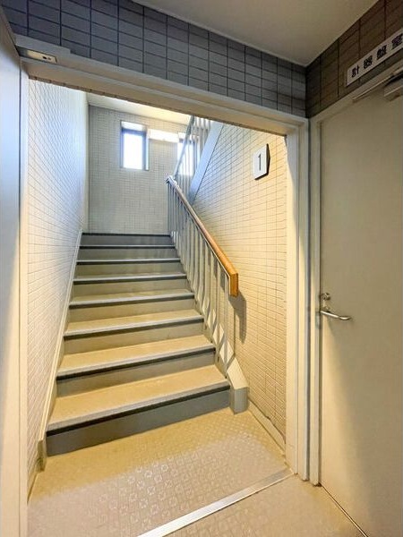 阪急神戸線 岡本駅 徒歩15分 3階建 築30年の玄関写真