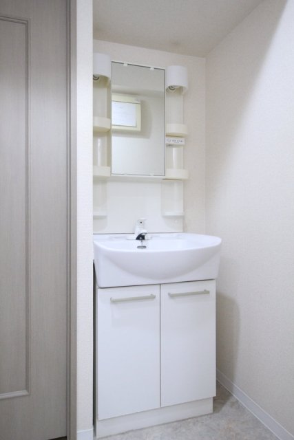 洗面設備　独立洗面台、小物を置くことができて便利です