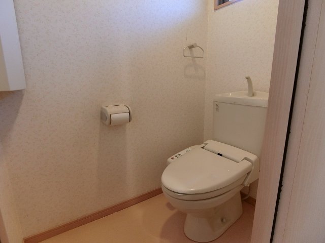 トイレ　温水洗浄便座付のトイレには喚起や採光が取れる窓付きです♪