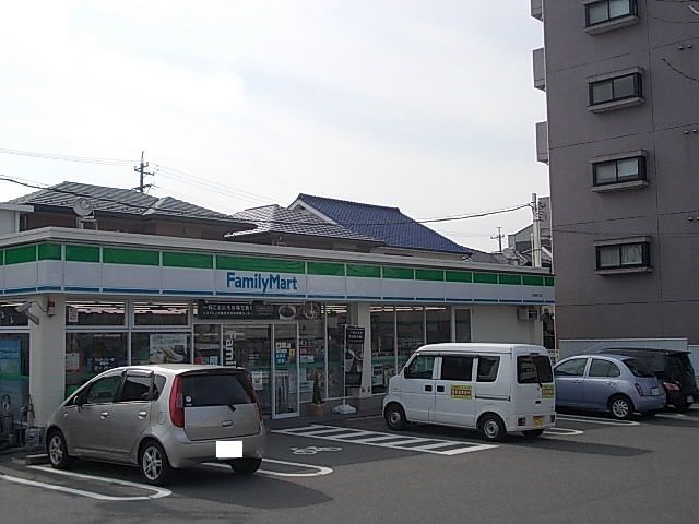 コンビニ　ファミリーマート（コンビニ）まで340m