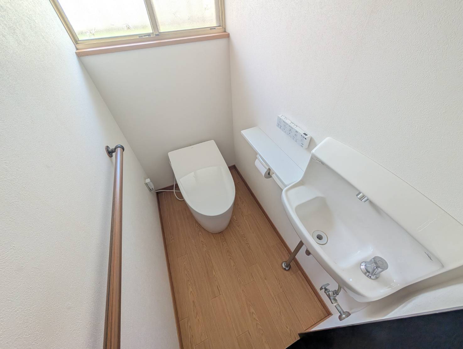 中間市弥生戸建のトイレ写真