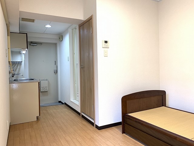 居室・リビング　参考写真。※ベットは撤去されます。