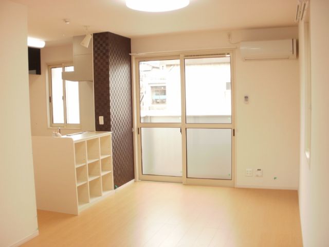 パインハウス IIの居間写真