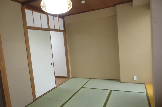 コーポエイト泉が丘の居間写真