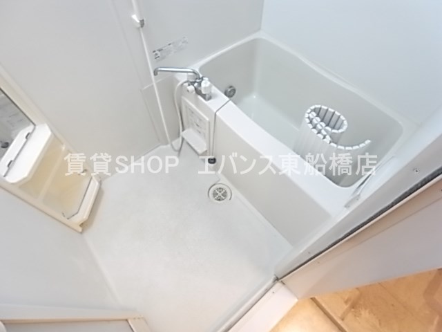 バス・シャワールーム　コンパクトで使いやすいお風呂です