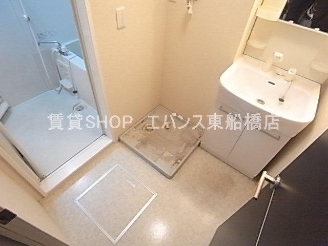 洗面設備　明るい洗面所です