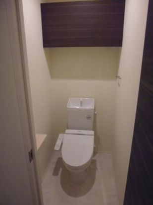 京王線 千歳烏山駅 徒歩5分 3階建 築8年のトイレ写真