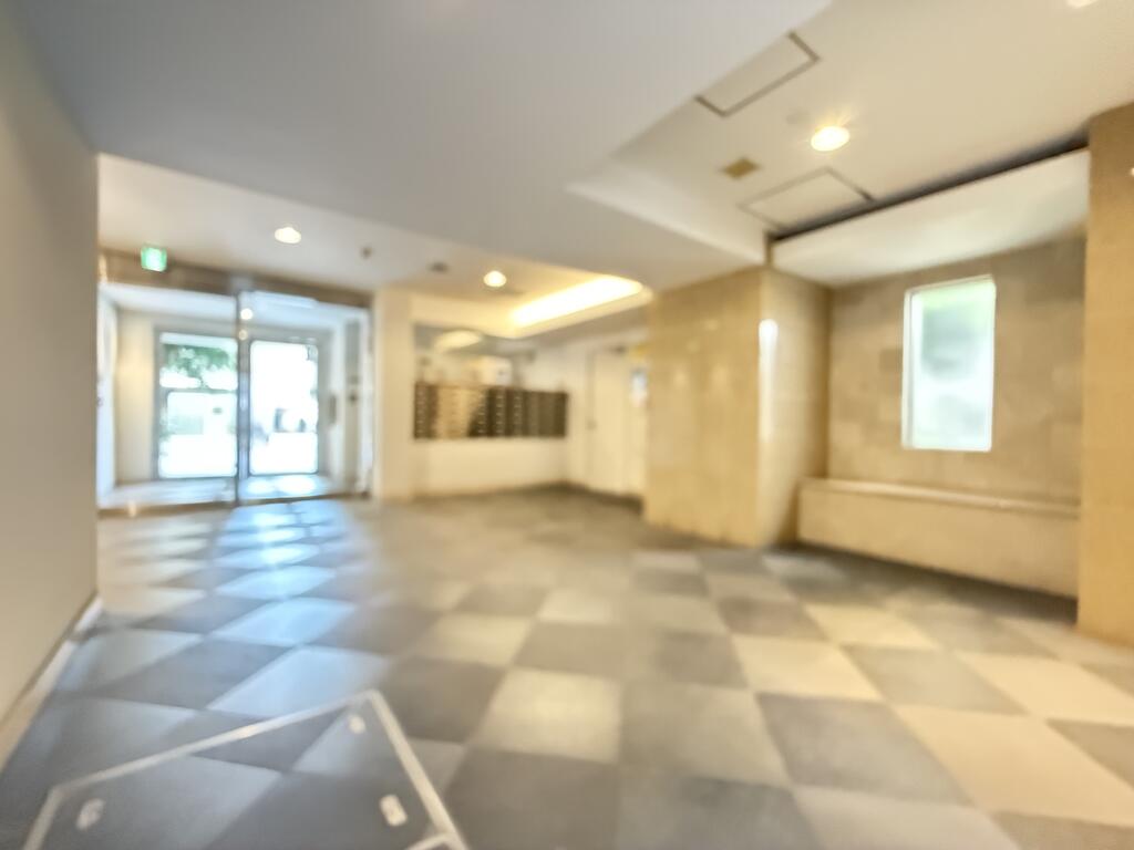 エントランス　エントランスホールは自動ドアのオートロックで宅配BOX完備！
