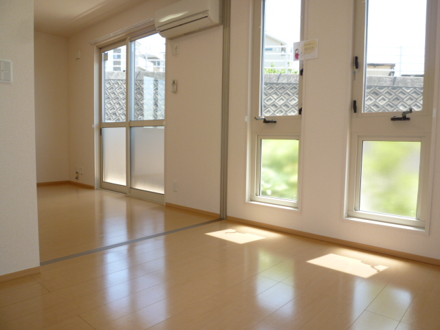 その他部屋・スペース　洋室からリビングへ