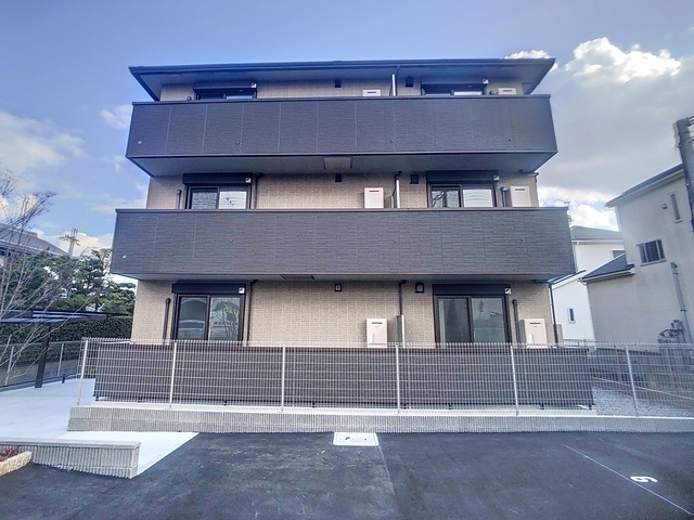 東近江市五個荘竜田町のアパートの建物外観