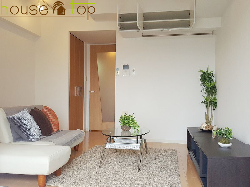 居室・リビング　ダイニングの上部には吊戸棚やハンガーパイプも完備！収納豊富♪