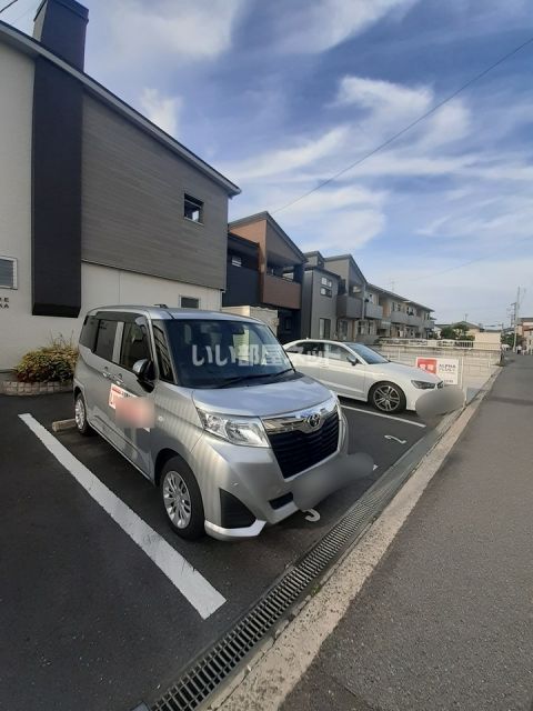 【Louvre　NAGAOKAの駐車場】