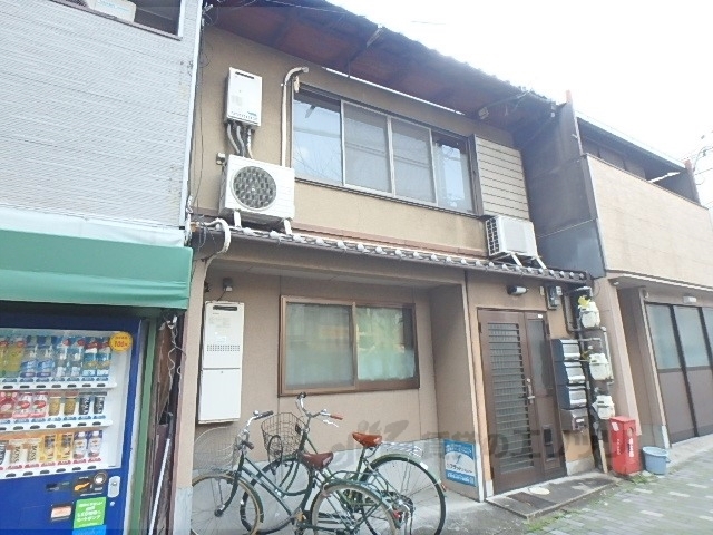 京都市北区紫野十二坊町のアパートの建物外観
