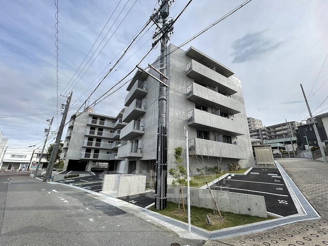 名古屋市緑区鳴子町のマンションの建物外観