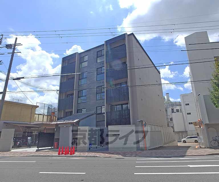 京都市上京区西今小路町のマンションの建物外観