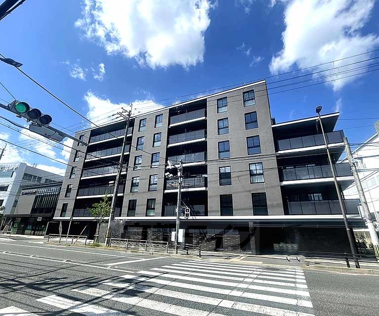 京都市中京区西ノ京南大炊御門町のマンションの建物外観