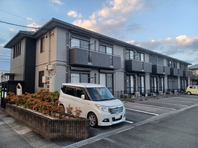 松阪市川井町のアパートの建物外観