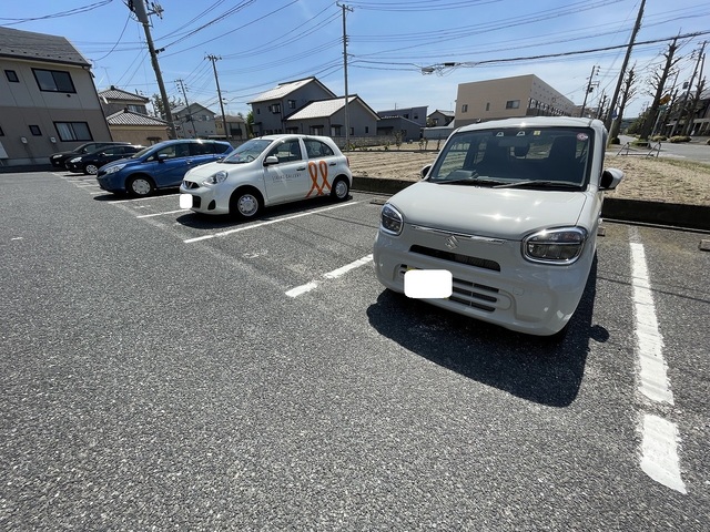 【キャトルセゾン　Dの駐車場】