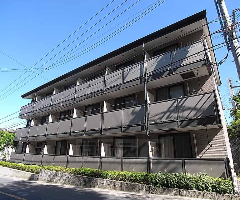 京都市西京区樫原芋峠のアパートの建物外観